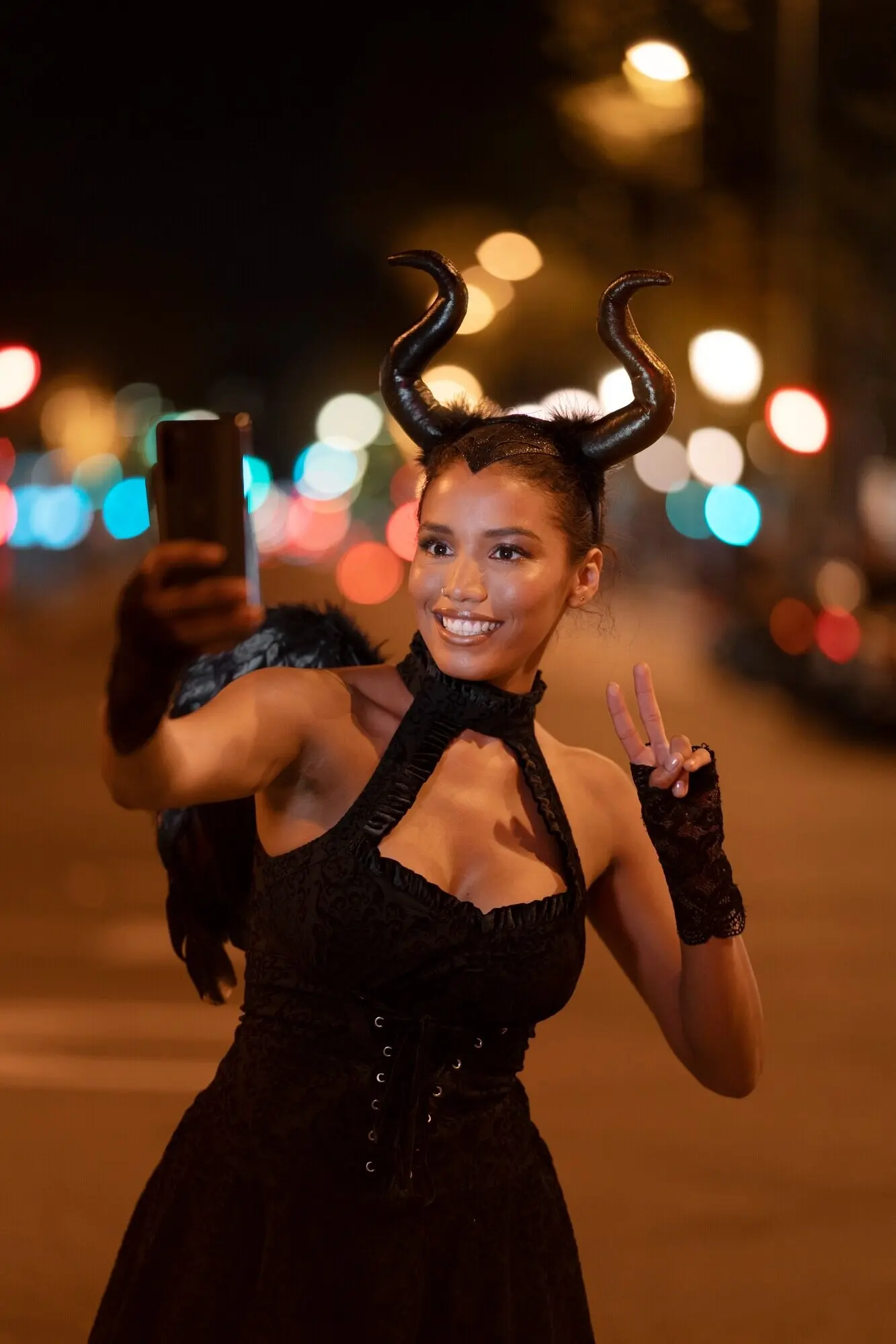 Frau hält ein Smartphone, Ansicht von vorne