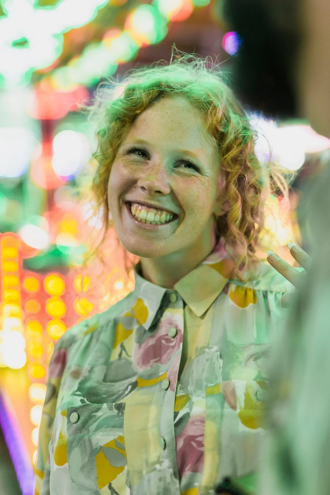 Halbnahe Aufnahme eines lächelnden Mädchens, das wegschaut.