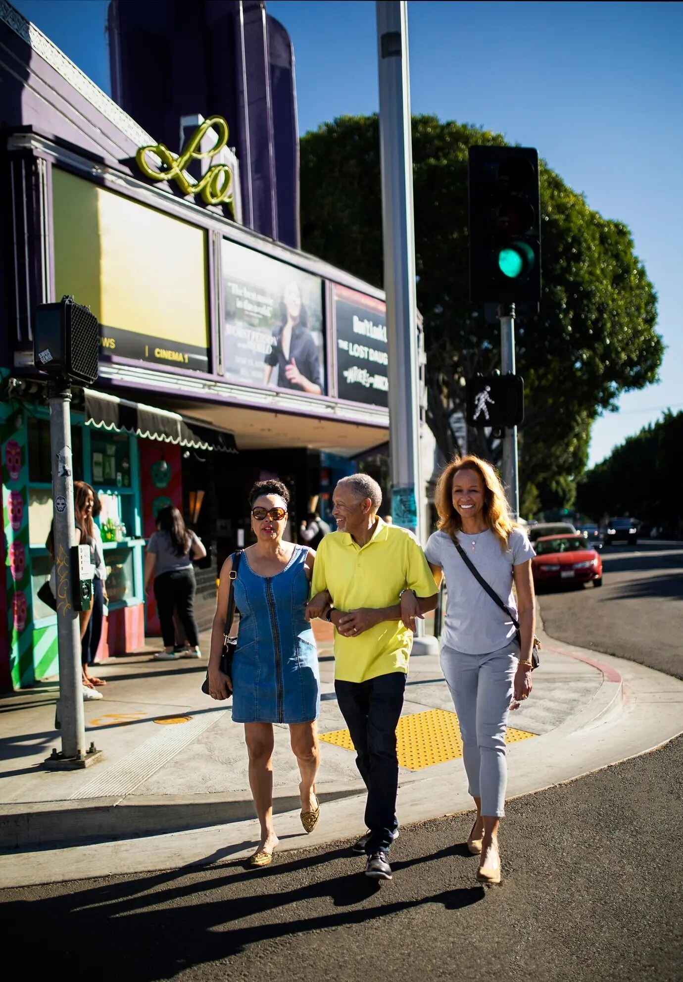 Ganzkörperaufnahme älterer Menschen, die gemeinsam gehen.