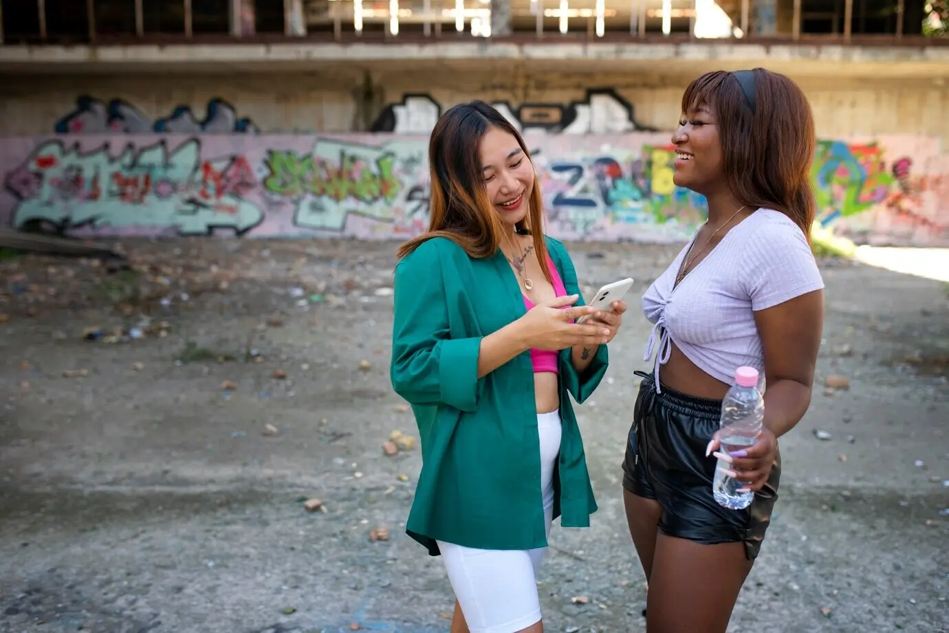 Halbnahe Aufnahme von lächelnden Freunden auf einer Party.